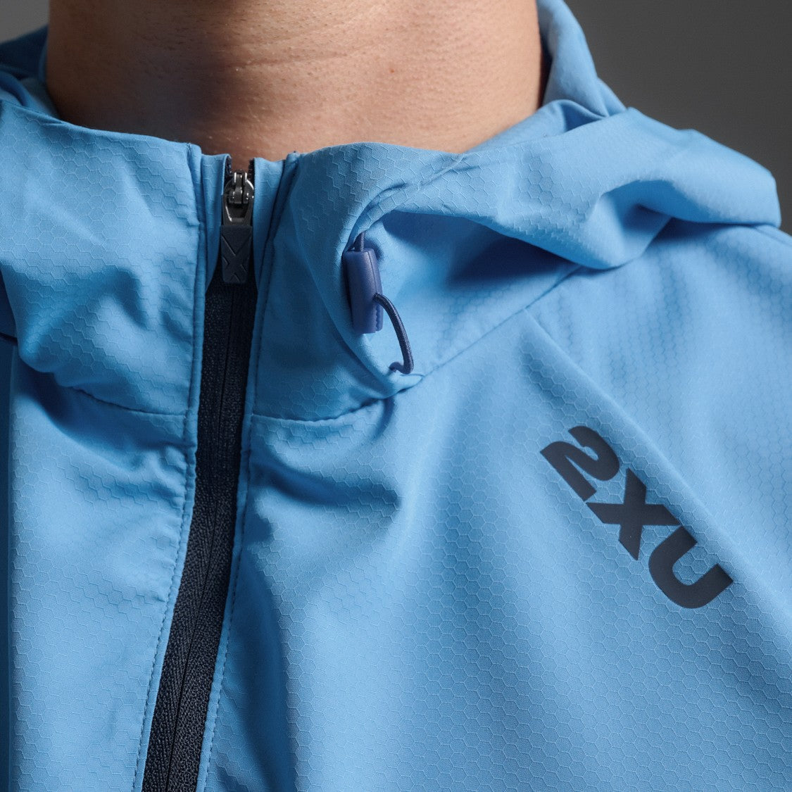 2XU Aero Hex Windbreaker | Azure / Midnight | Mens