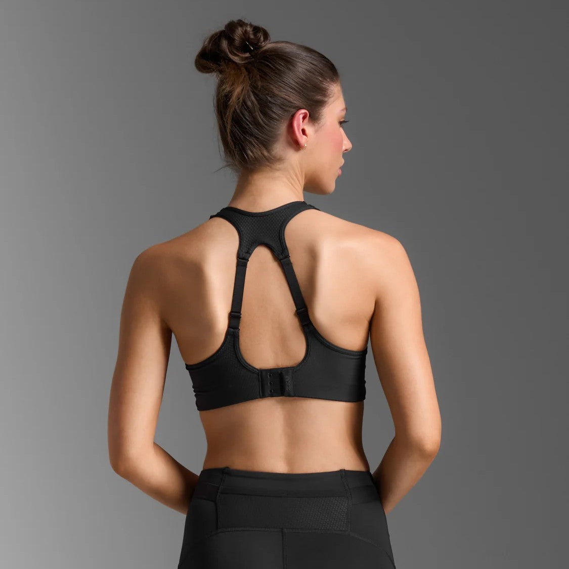 2XU Aero Mesh Medium Impact Bra | Black / Silver Reflective | Womens