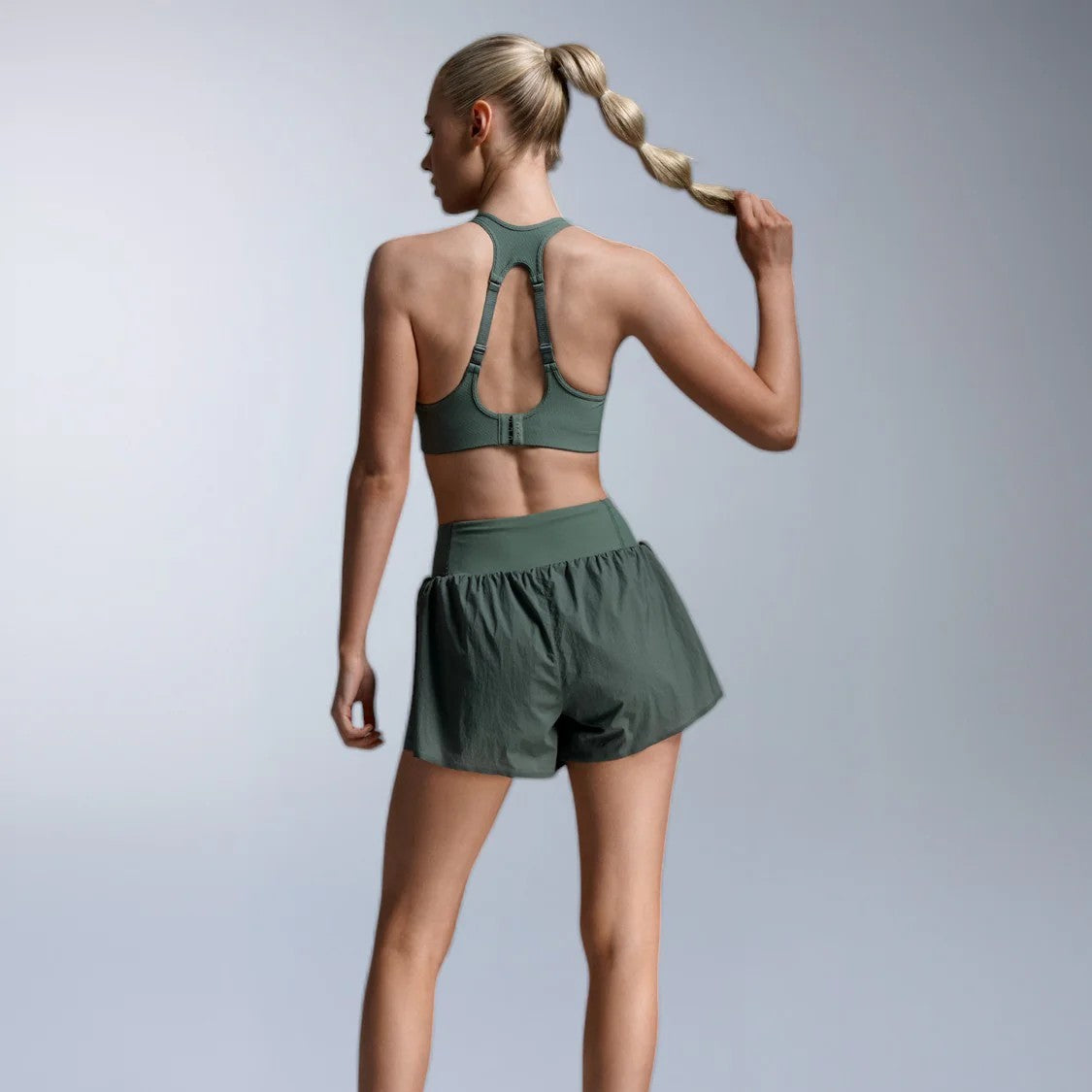2XU Aero Mesh Medium Impact Bra | Olive Leaf / Olive Leaf Reflective | Womens