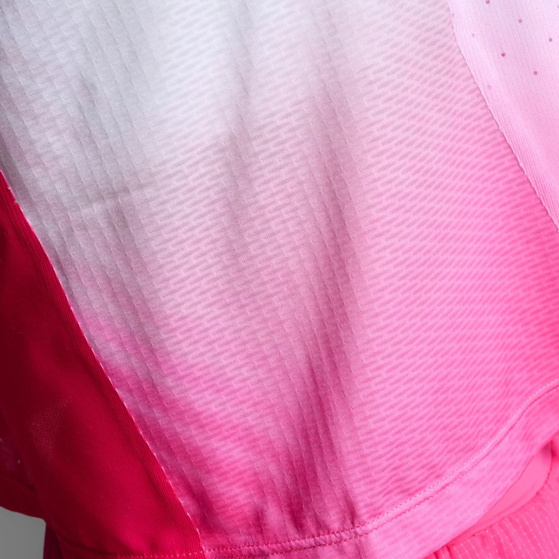 2XU Light Speed React Crop Singlet | Fuchsia Grad / White Reflective | Womens