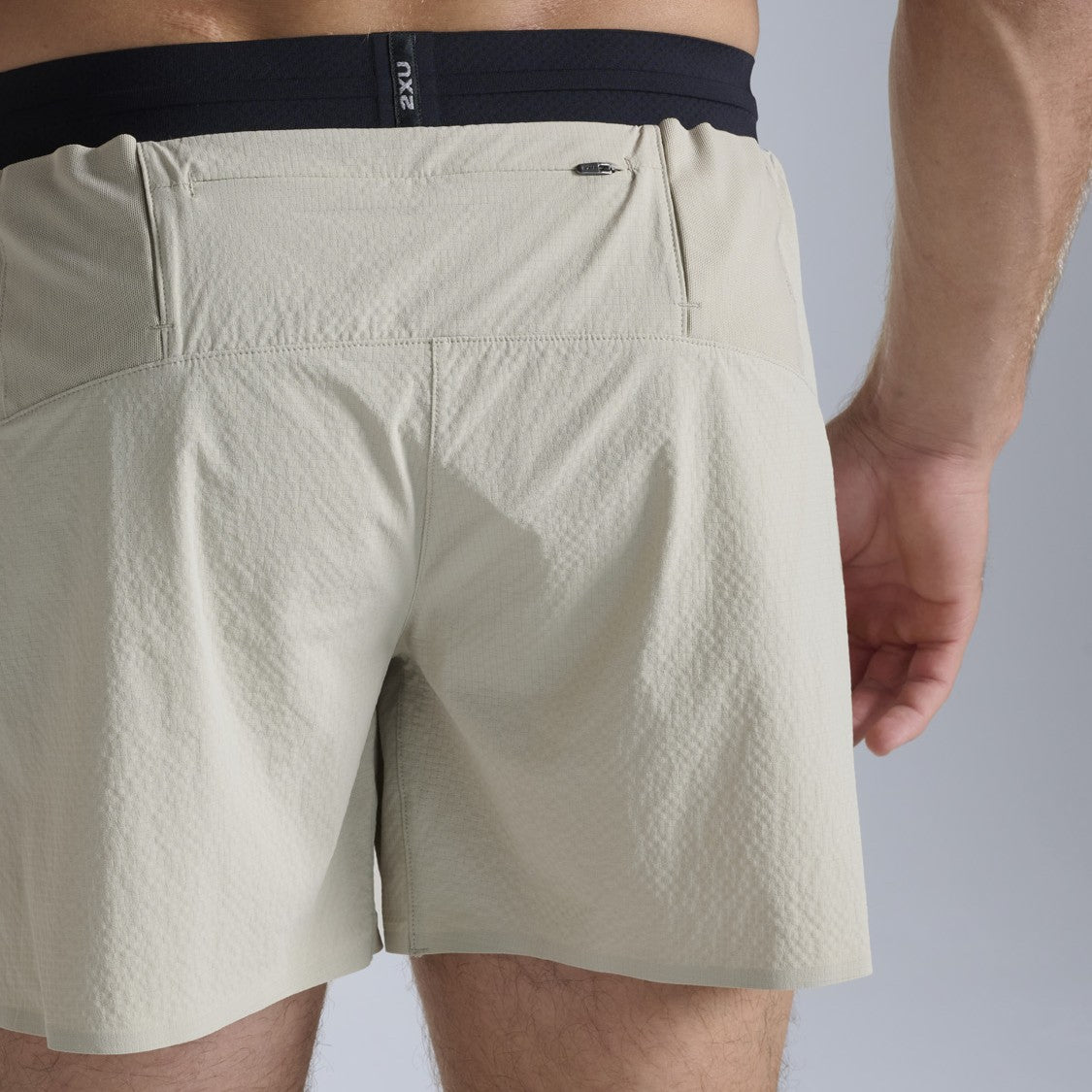 2XU Light Speed Stash 5 Inch Short | Pebble / Black Reflective | Mens