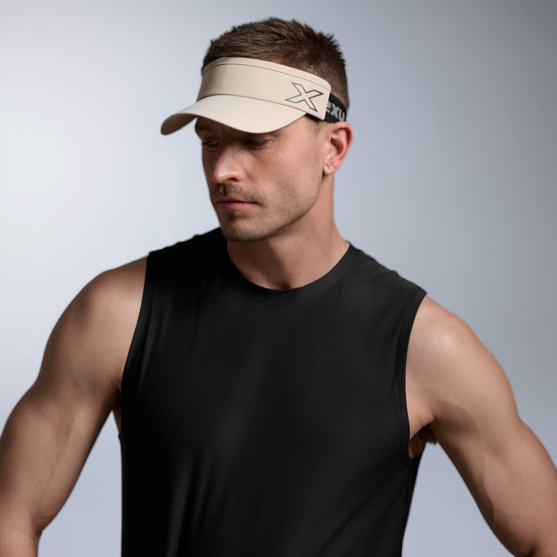 2XU Performance Visor | Pebble / Black