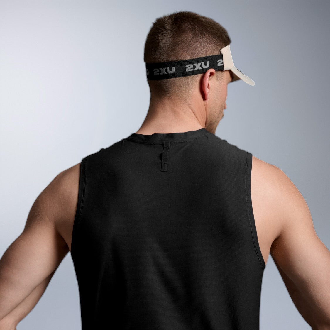 2XU Performance Visor | Pebble / Black
