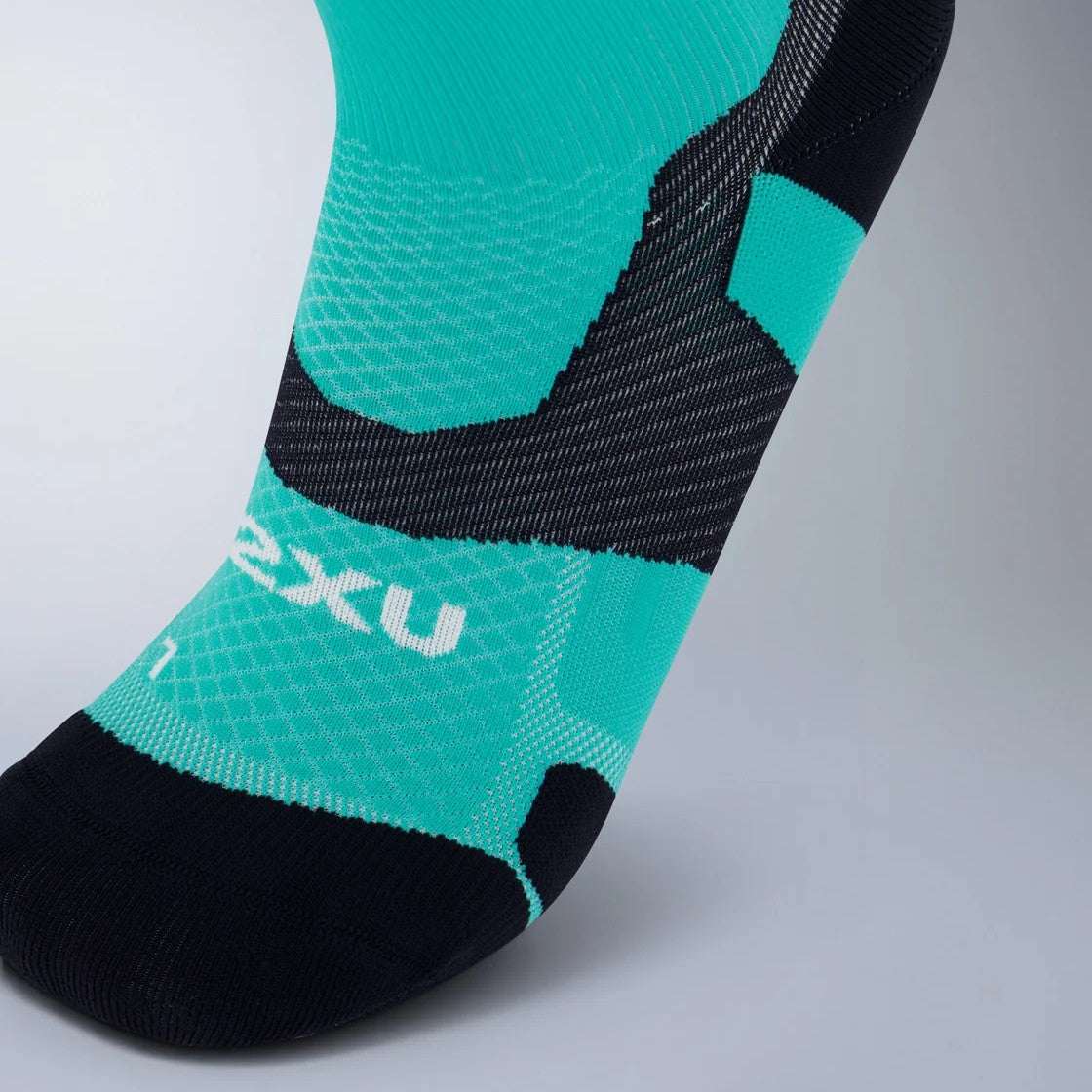 2XU Vectr Socks | Light Cushion | Crew Length | Aurora / Black