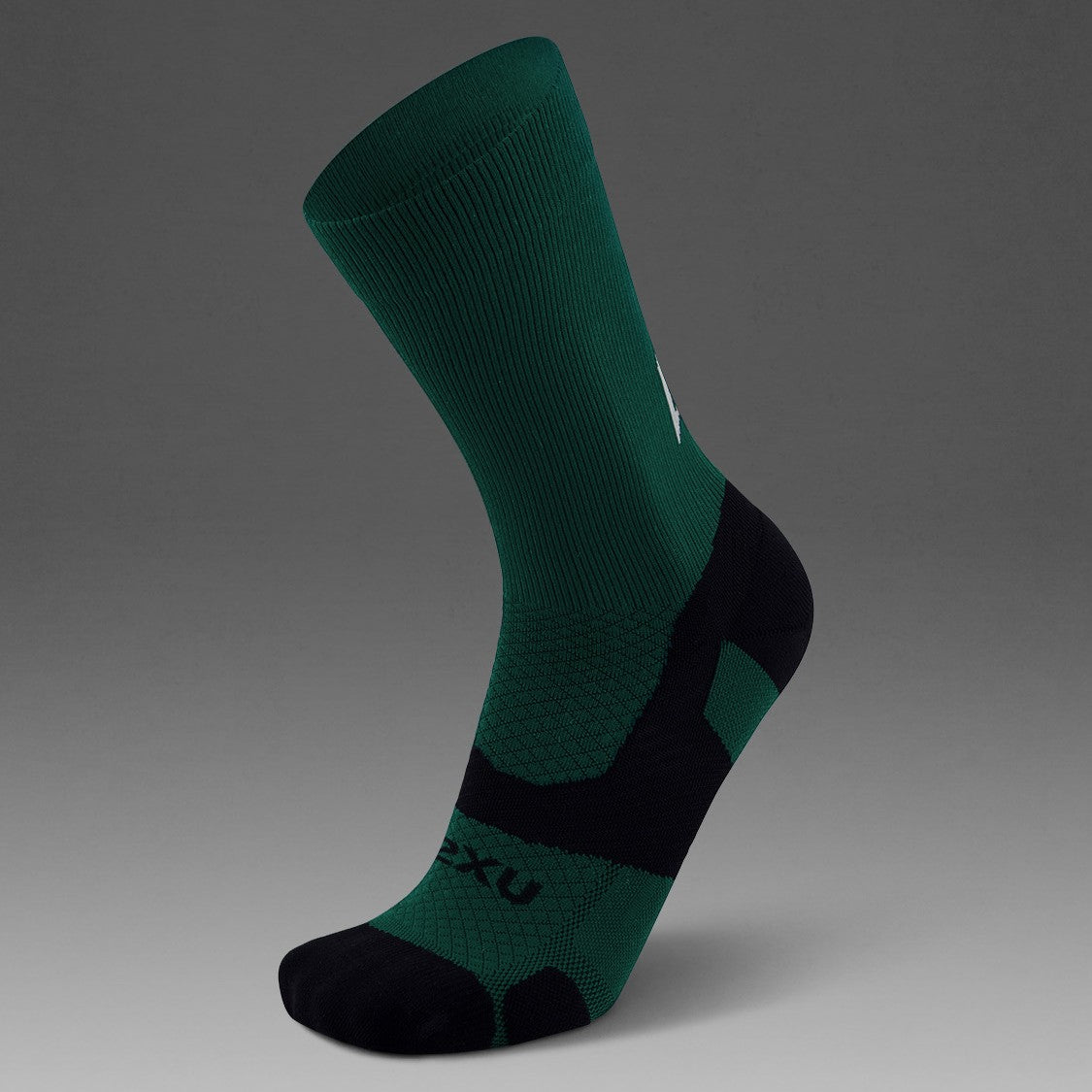 2XU Vectr Socks | Light Cushion | Crew Length | Dark Moss / White