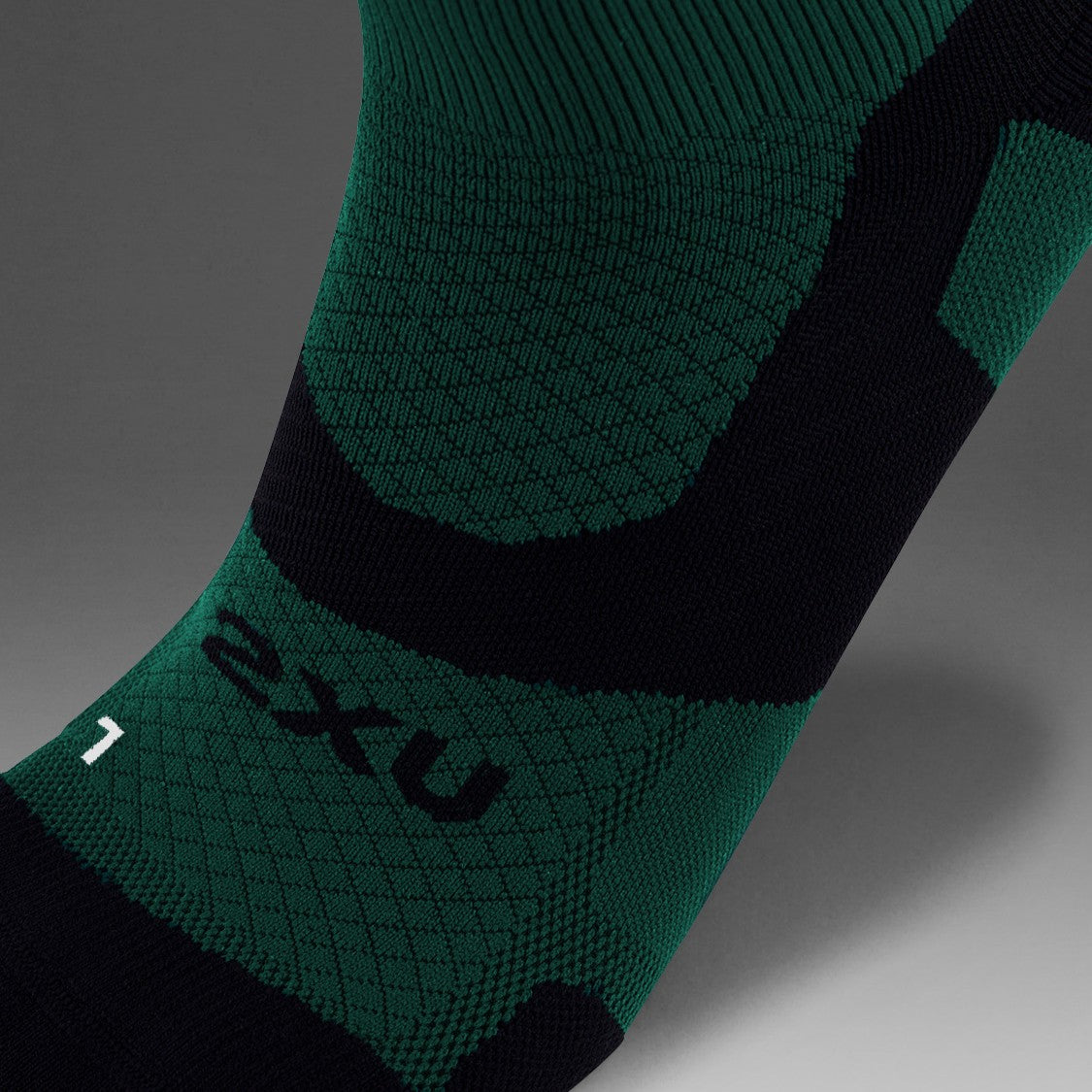 2XU Vectr Socks | Light Cushion | Crew Length | Dark Moss / White