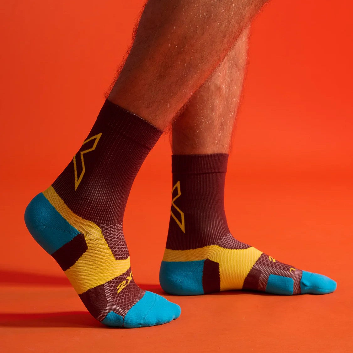 2XU Vectr Socks | Light Cushion | Crew Length | Earthberry / Wattle Mist