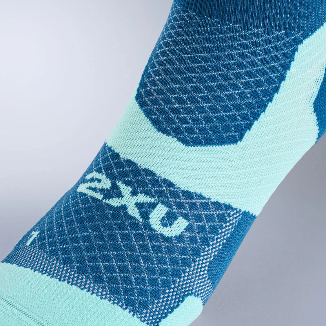 2XU Vectr Socks | Light Cushion | Crew Length | Midnight / Fuzzy Peach