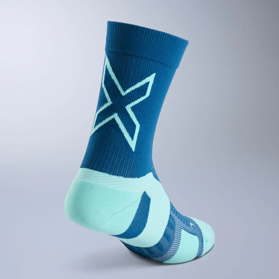 2XU Vectr Socks | Light Cushion | Crew Length | Midnight / Fuzzy Peach