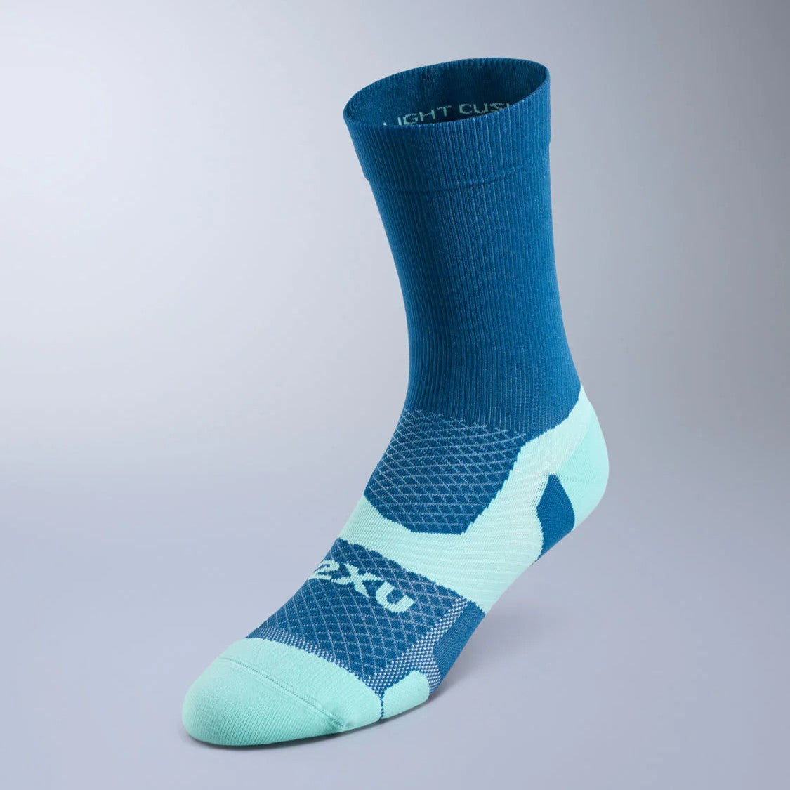 2XU Vectr Socks | Light Cushion | Crew Length | Midnight / Fuzzy Peach