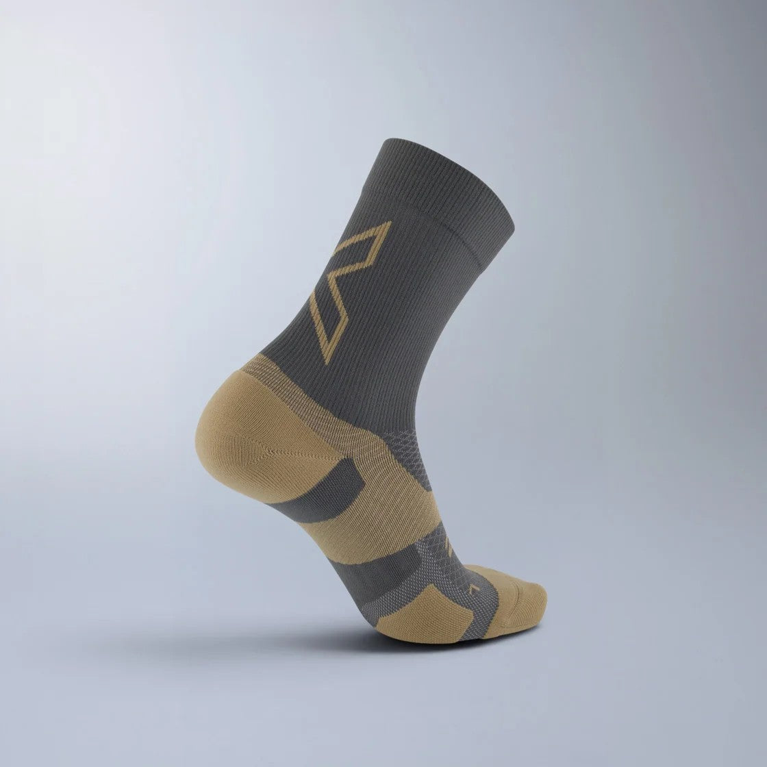 2XU Vectr Socks | Light Cushion | Crew Length | Turbulence / Pebble