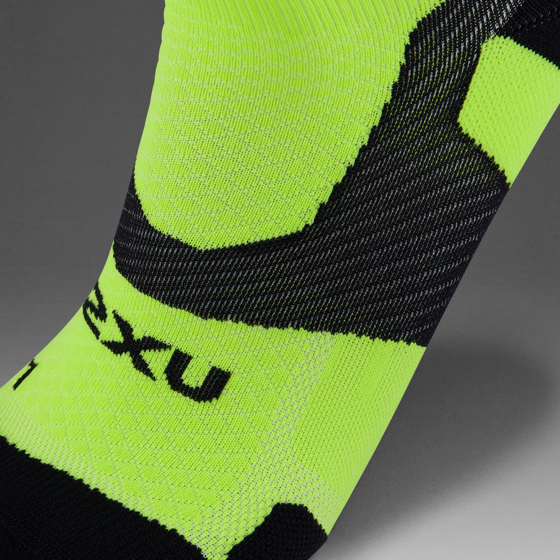 2XU Vectr Socks | Light Cushion | Crew Length | Volt / Black X