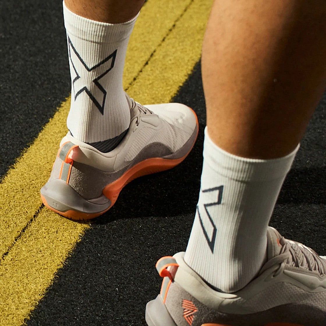 2XU Vectr Socks | Light Cushion | Crew Length | White / Grey
