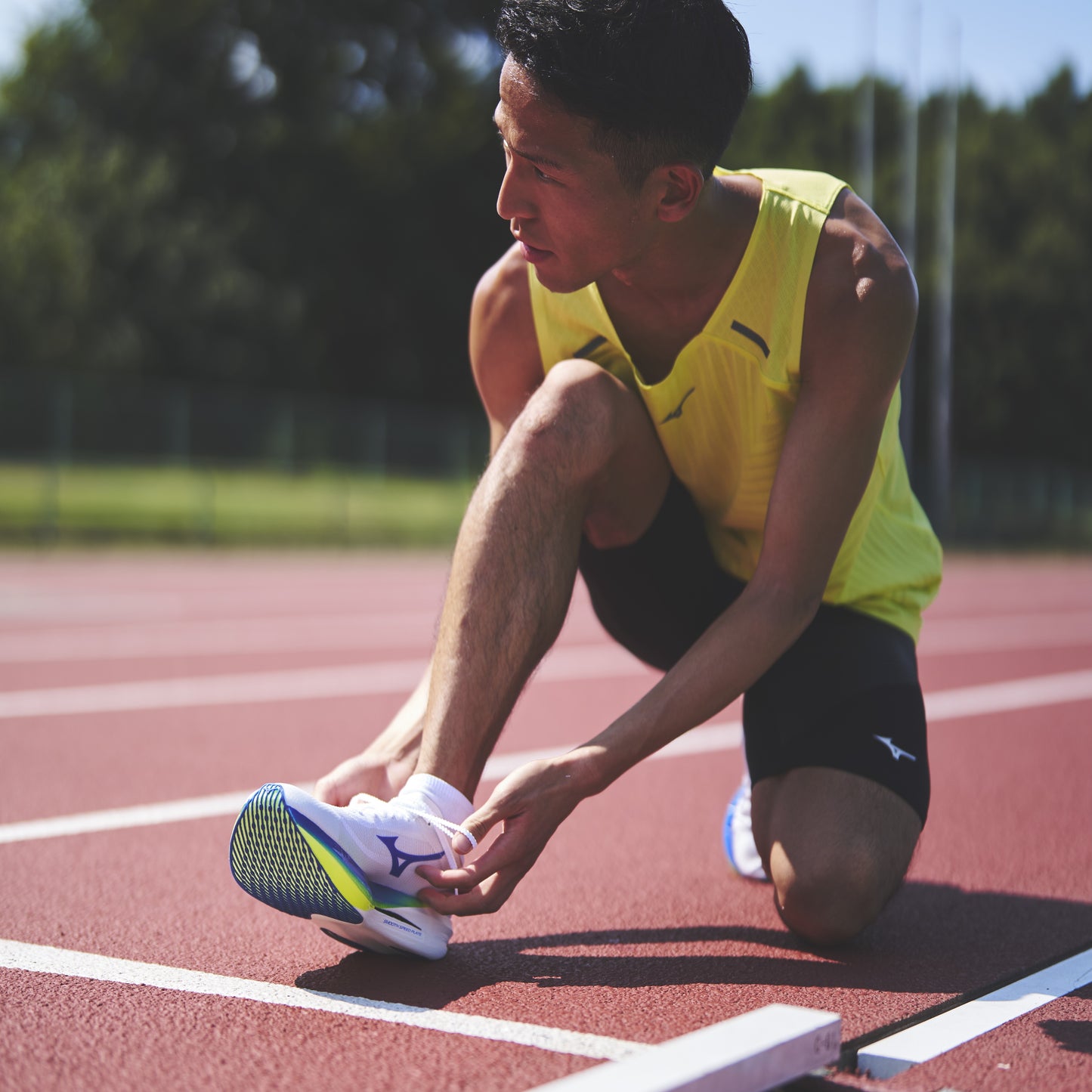 Mizuno Hyperwarp Elite | White / Lightning Yellow / Dazzling Blue | Unisex